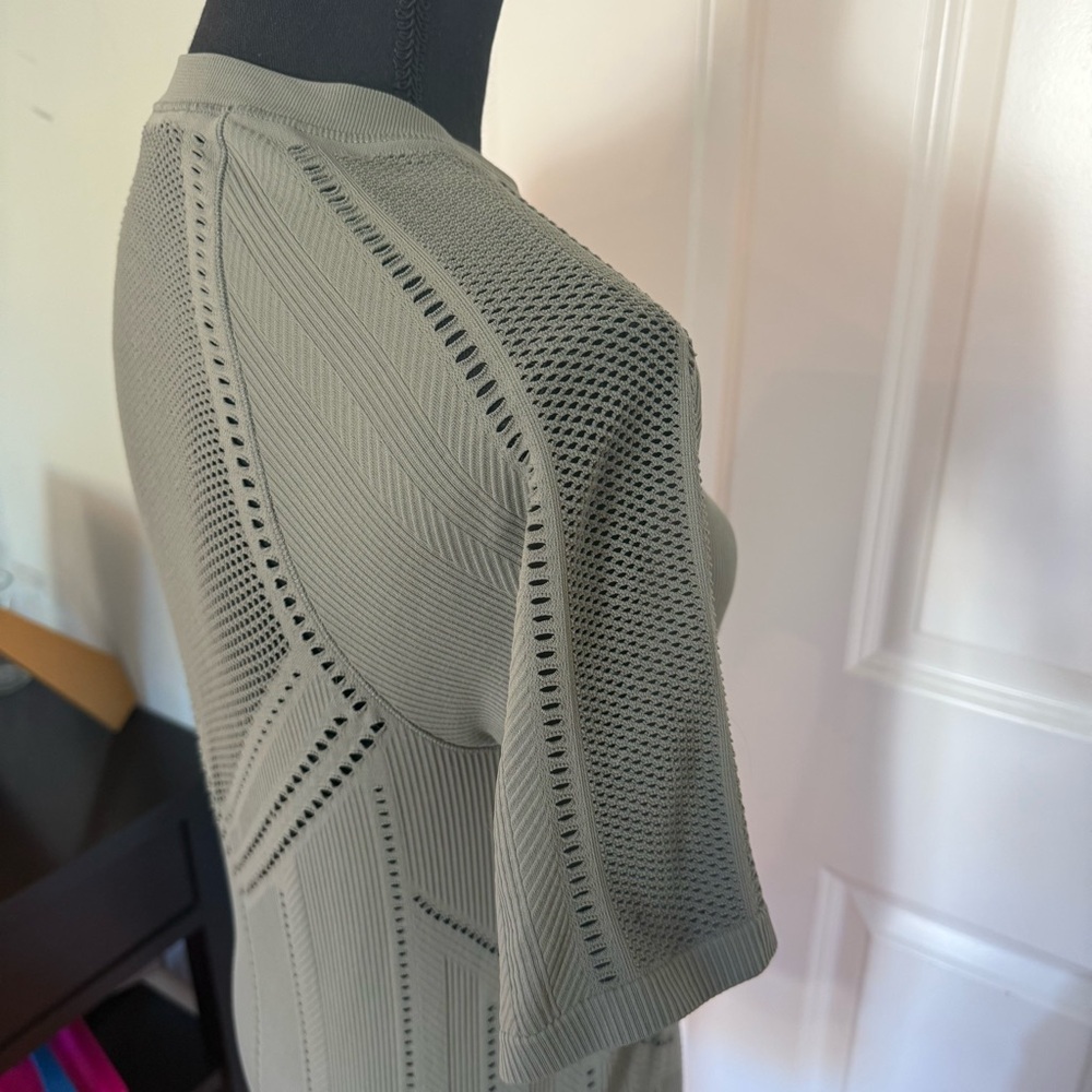 Athleta Womens Green Short Sleeve Compression T-Shirt Vented Mesh Oxygen Sz M - Picture 6 of 16